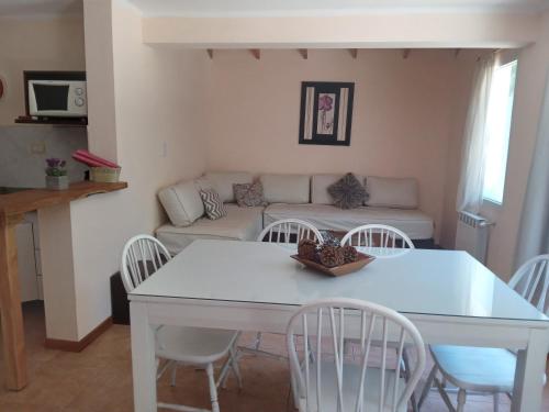 圣卡洛斯-德巴里洛切Casa Llao alojamiento de montaña的客厅配有桌椅和沙发