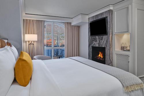 阿斯潘阿斯彭瑞吉度假酒店的卧室配有白色的床和壁炉