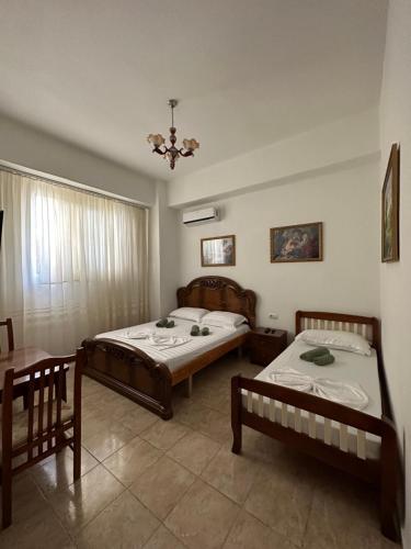 培拉特Hannas Hostel的一间卧室配有两张床和一张桌子