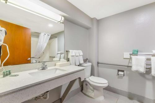 拉瓦卡港波特拉瓦卡贝斯特韦斯特就的一间带水槽、卫生间和镜子的浴室