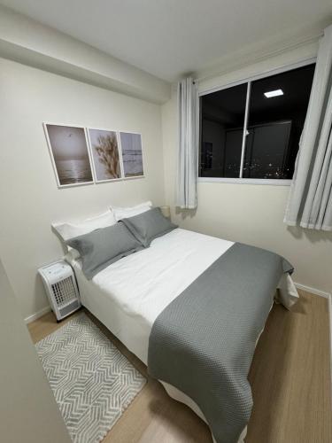 圣保罗Apto perto Metrô, Allianz e Espaço Unimed的一间卧室设有一张大床和一个窗户。