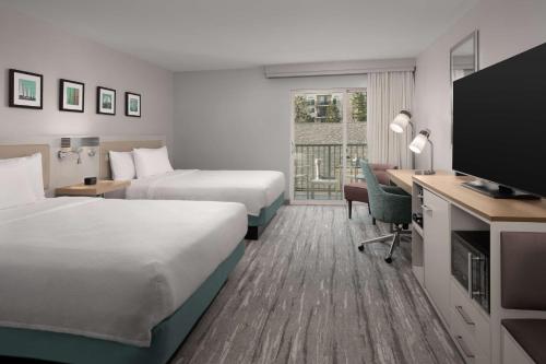 洛杉矶洛杉矶玛丽安德尔湾希尔顿花园酒店的酒店客房配有两张床和一张书桌