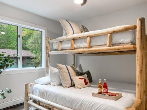 卡尔卡斯卡Lakeside Oasis的一间卧室配有两张双层床。