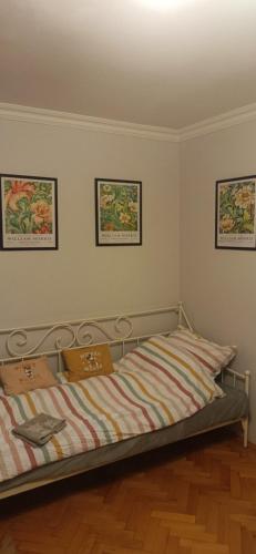 热舒夫Apartament VvGogh 4 pokoje的墙上有三张照片的房间的一张床位