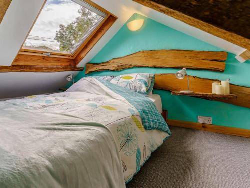 Rhyd Owen1 bed in Llandysul 85671的一间卧室设有一张床和一个窗口