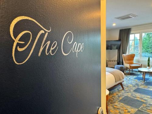 宝云岛鲍恩工匠套房酒店 的带有读卡普标志的酒店客房