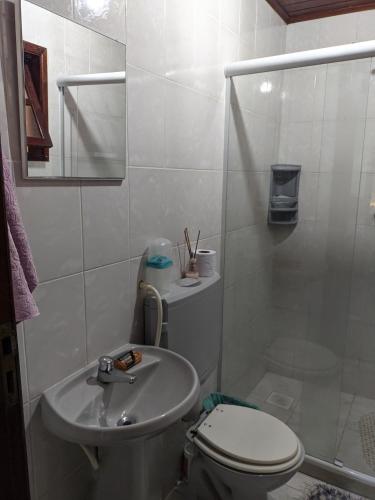 圣佩德罗-达阿尔德亚Região dos Lagos - casa para temporada的浴室配有卫生间、盥洗盆和淋浴。