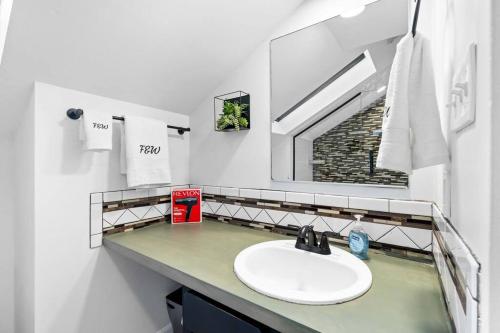 匹兹堡Northside Pittsburgh Upscale Brand New的一间带水槽和镜子的浴室