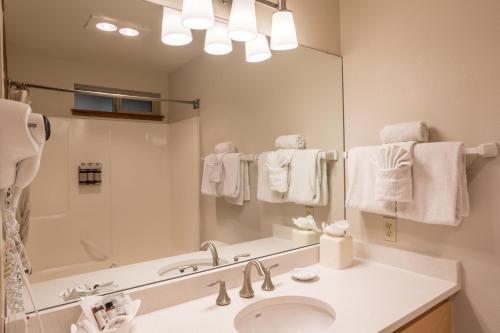 卡农海滩坎农比奇酒店的一间带水槽和大镜子的浴室