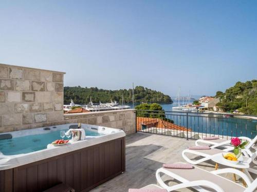 波梅纳Seaside apartments with a swimming pool Pomena, Mljet - 22317的庭院内带热水浴池的游泳池