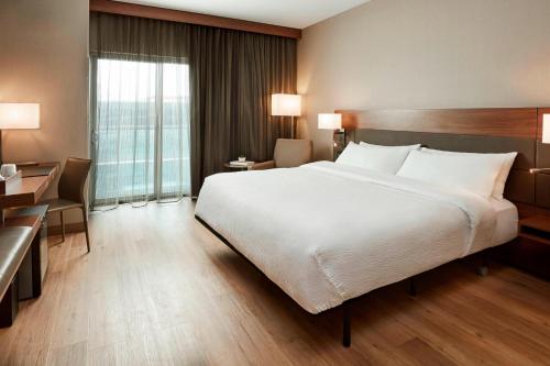 辛辛那提辛辛那提万豪AC酒店 的酒店客房设有一张大床和一张书桌。