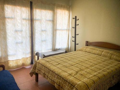 VallegrandeHostal Juanita的一间卧室设有一张床和一个窗口