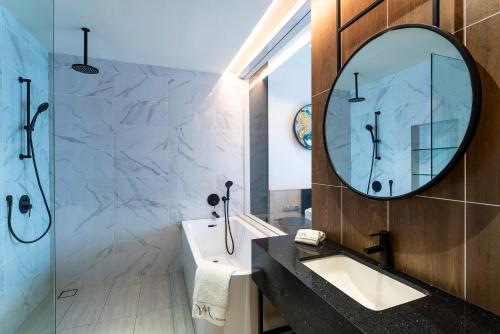 吉隆坡Mercure Kuala Lumpur Trion的一间带水槽和镜子的浴室
