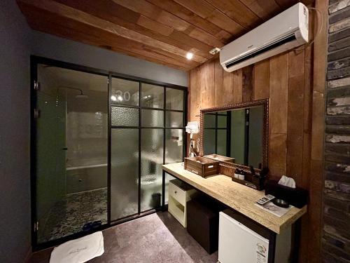 大邱2SOME Motel的带淋浴、盥洗盆和镜子的浴室