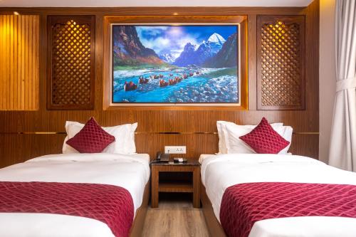 加德满都Kailash Boutique Hotel的墙上画画的房间里设有两张床