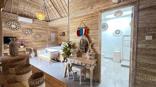 努沙杜瓦Kubu Dimel Suites and Villas Resort的客厅设有木墙