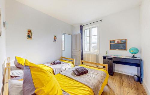 Issy-lʼÉvêque3 Bedroom Pet Friendly Apartment In Issy-lvque的配有2张单人床的客房配有书桌