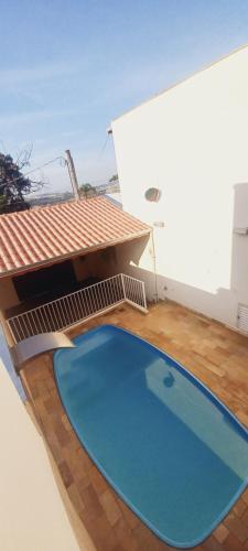 皮拉西卡巴Edicula Paz e Amor的屋顶上的游泳池