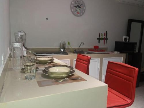 韦拉克鲁斯Pequeño y acojedor departamento muy bien ubicado的厨房配有红色椅子和台面