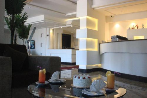 泰布克Hotel and Apartments Al Raqi Mall Artiaad的客厅,餐桌上放着蛋糕和蜡烛