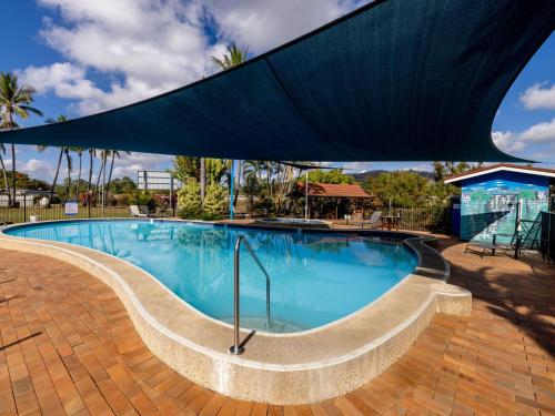 汤斯维尔BIG4 Townsville Gateway Holiday Park的蓝色的大游泳池,带蓝伞