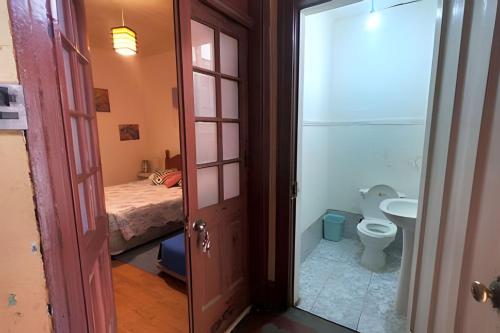 圣地亚哥Casa Argot的一间带卫生间、水槽和床的浴室