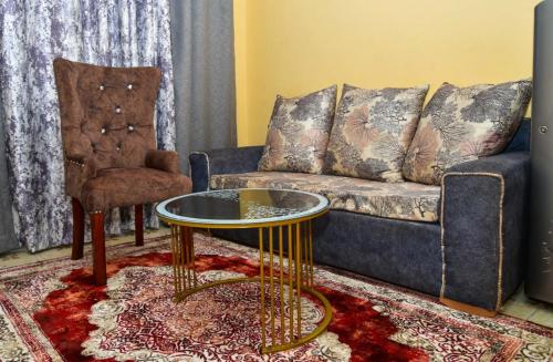 KeruguyaQwetu Homes的客厅配有沙发和桌子