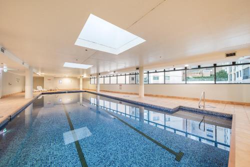 悉尼Oaks Sydney Castlereagh Suites的大型建筑中的大型游泳池