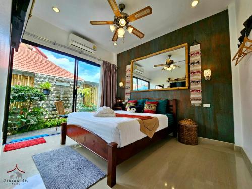 华欣华欣阿拉万泳池度假屋的一间卧室配有一张床和一面大镜子