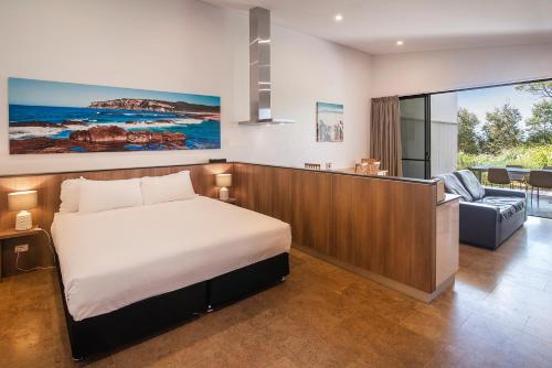 玛格丽特河八柳度假村的一间卧室设有一张床和一间客厅。
