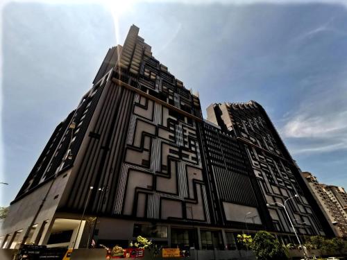 马六甲Attic Home Melaka Imperio Residence & Jonker的一座高大的建筑,上面有几何设计