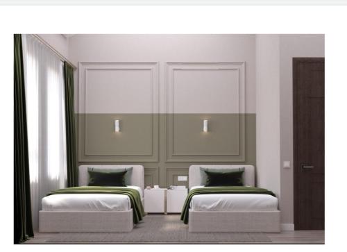 TürkistanCity Hotel Turkistan的客房设有两张床和窗户。
