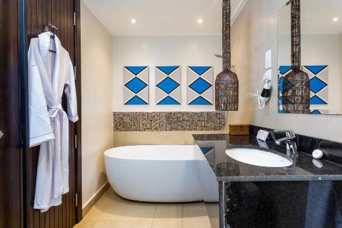 内罗毕Ulwazi Place Hotel by Trianum的一间带大浴缸和两个盥洗盆的浴室