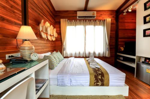 奥南海滩The Cottage Aonang的一间卧室设有一张大床和窗户