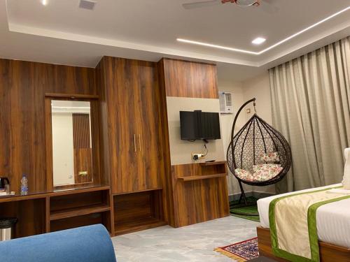 德奥加尔HOTEL MAA LAXMI PALACE的一间酒店客房,配有一张床和一台电视