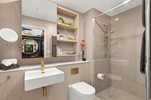 纽卡斯尔Top of the World Sky High Luxury的浴室配有卫生间、盥洗盆和淋浴。