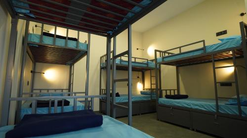 孟买The Colaba Pod的一间设有三张双层床的客房