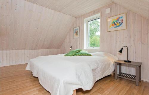 HolmsjöStunning Home In Holmsj With Kitchen的卧室配有白色的床和窗户。