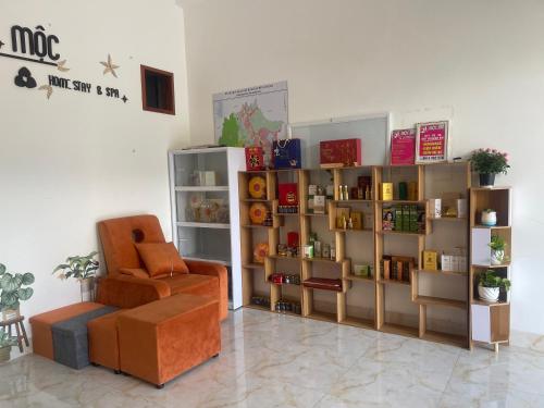Cam LâmMoc homestay- Near Bai Dai Beach的一间带椅子和书架的房间