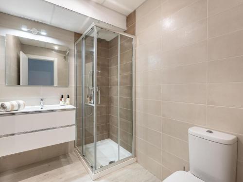 格拉纳达Central Stylish and Elegant 1 & 2 BR apartments I的带淋浴、卫生间和盥洗盆的浴室