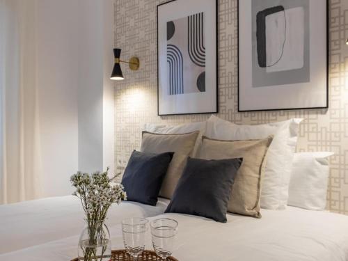 格拉纳达Central Stylish and Elegant 1 & 2 BR apartments I的卧室配有带枕头的白色床