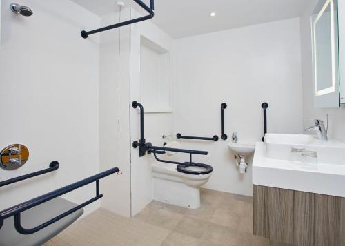 牛津Leonardo Royal Hotel Oxford的一间带卫生间和水槽的浴室