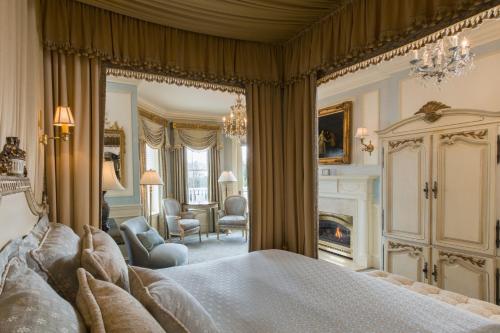 纽波特尚勒崖城酒店的一间带大床的卧室和一间客厅