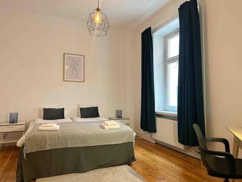 斯德哥尔摩Stay Inn Apartments Norrmalm的一间卧室配有一张床、一张书桌和一个窗户。