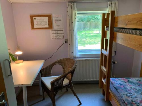 比戈13-room Holiday Home, 500 M To The Beach的一间卧室配有书桌、一张床和一张双层床。