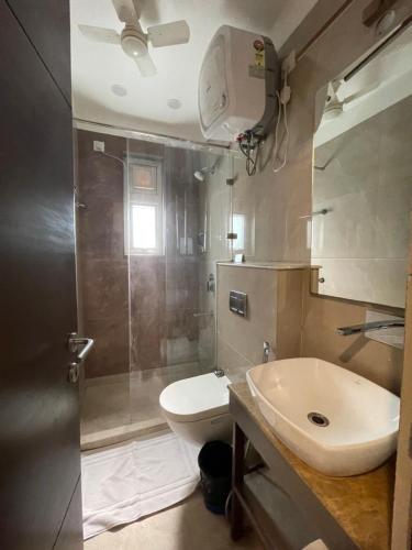 新德里Wongdhen House的一间带水槽、卫生间和淋浴的浴室