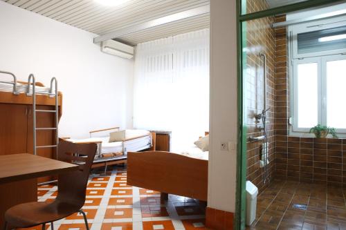 伊佐拉Depandansa Vista Parco, Izola的客房设有带一张床和一张桌子的卧室