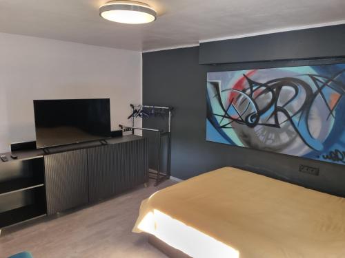 萨格勒布Apartman Maksimir Rebro Jordanovac Luka的卧室配有一张床,墙上挂有绘画作品