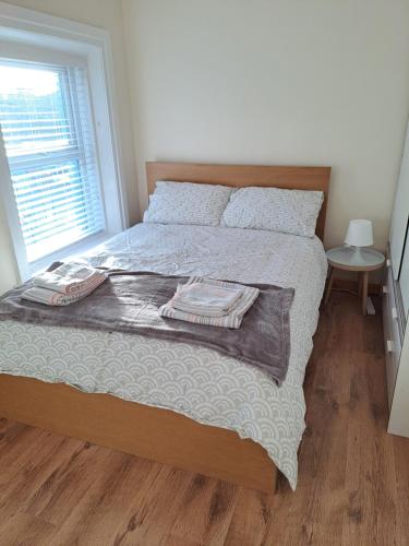 德罗赫达Drogheda Townhouse的卧室里一张带两条毛巾的床