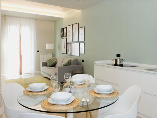 尼凯利诺佩佩住宿加早餐旅馆的白色的客厅配有玻璃桌和椅子